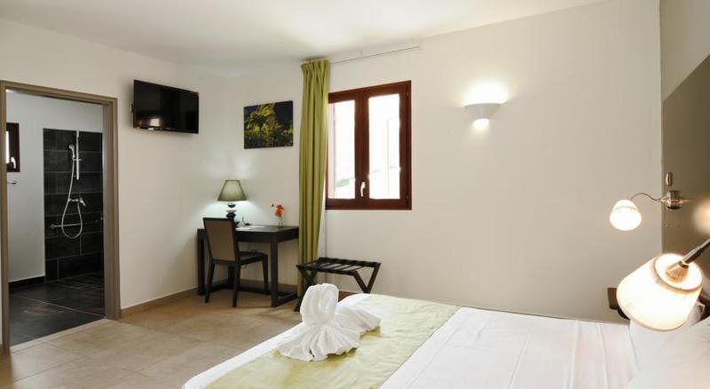 Tama Hotel Saint-Gilles Les Bains Zewnętrze zdjęcie